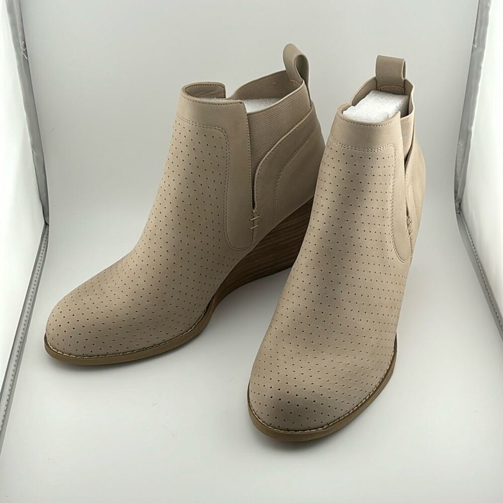 DV by Dolce Vita Women's Boots Sz 10 Bootie Beige Gerdy Elastic Ankle Wedge NWOT - Picture 1 of 11